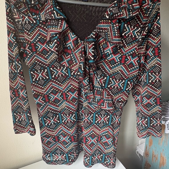 Geometric Patterned Woman’s Top - Picture 2 of 7